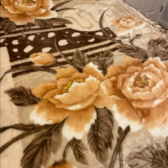 Soft queen blanket - Picture 4 of 5